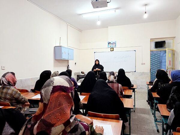 اولین جلسه انجمن اولیا دبستان سمیه کاشمر