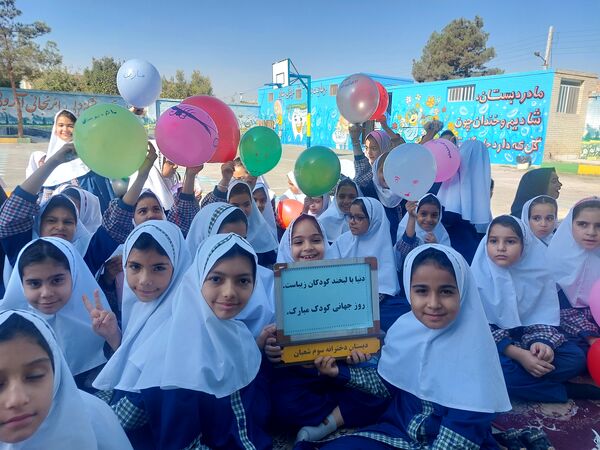 از نمایش تا نقاشی همگانی؛ روزی پر از شادی در دبستان سوم شعبان ناحیه یک یزد