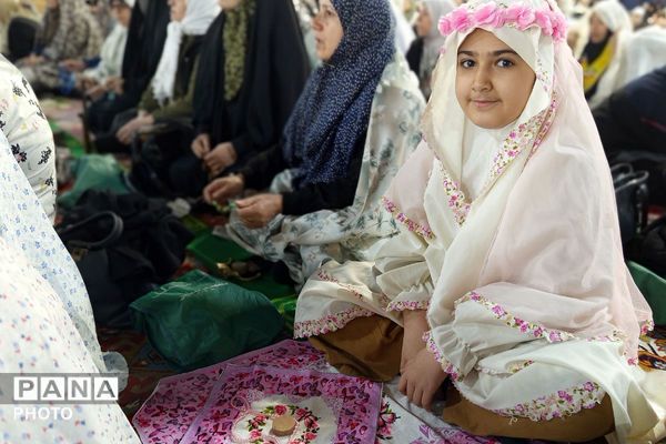 حضور پرشور فرهنگیان و دانش‌آموزان در مصلی نسیم شهر