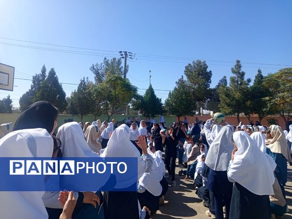 روزی شاد در دبستان سمیه کاشمر