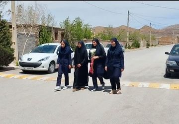 قدردانی دانش‌آموزان بوانات از معلم کلاس اول