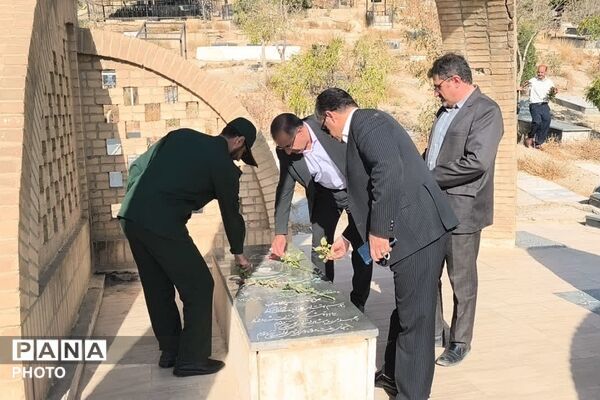 تجدید میثاق با خون شهدا؛ گلباران گلزار شهدای فیروزکوه همزمان با هفته دفاع مقدس