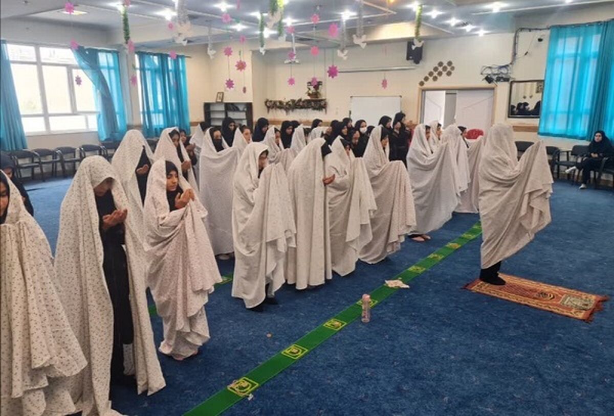 نماز جماعت مدارس شور و نشاط معنوی دانش‌آموزان را دوچندان می‌کند
