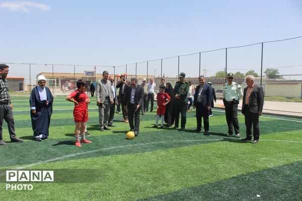 افتتاح زمین چمن مصنوعی در مدرسه شهید صفدری سه گنبد 
