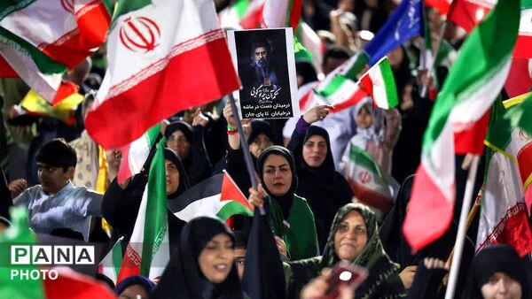اشک و حماسه زیر یک علم