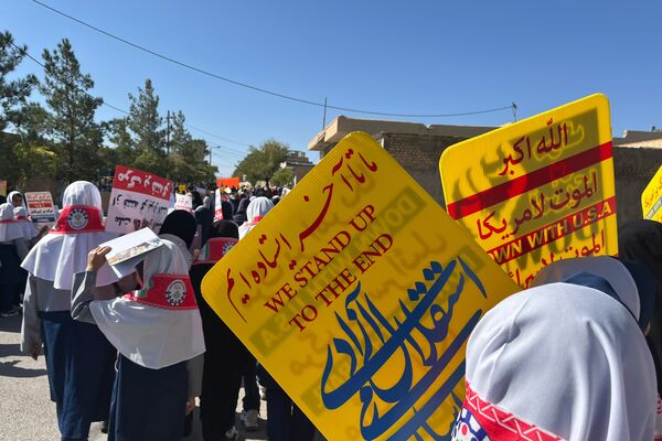 حضور حماسی دانش‌آموزان در راهپیمایی باشکوه ۱۳ آبان ماه در سورمق
