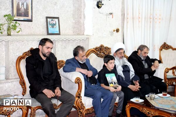 تجلیل از استقامت و ولایت‌مداری خانواده شهدای کوه‌خیل
