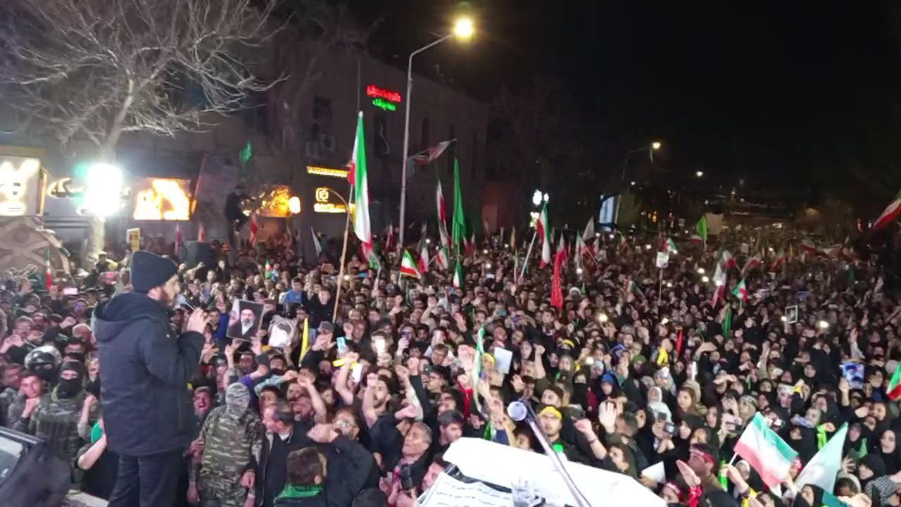 پیمان دوباره با رهبری با نوای رسای مهدی رسولی در آیین تجدید بیعت 