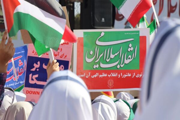 حضور پرشور دانش‌آموزان پاکدشتی در راهپیمایی روز ۱۳ آبان