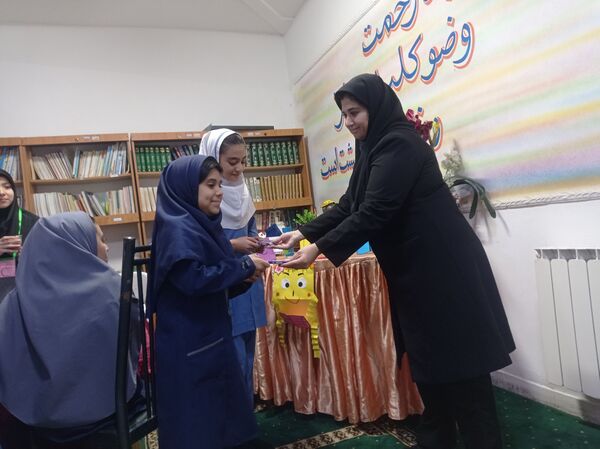 گرامیداشت هفته کتاب و کتابخوانی در مدرسه مهندس رحمانی فرد ناحیه یک مشهد 