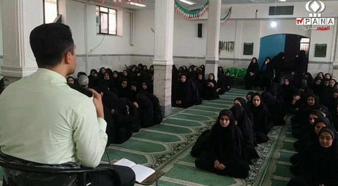 گرامیداشت هفته نیروی انتظامی در دبیرستان سید احمد فاتحی یک قم 