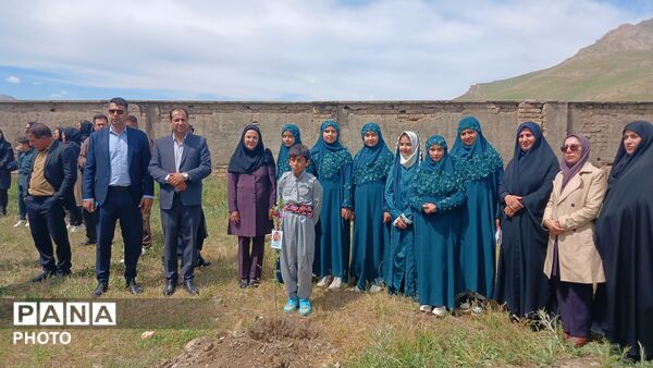 کاشت نهال ایثار در دبستان روستای الک؛ گرامیداشت یاد شهدای رمضان در هفته سلامت