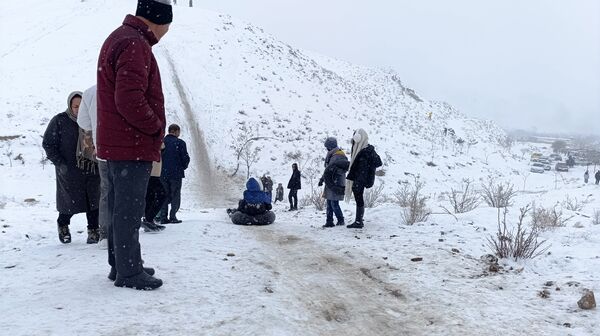  برف بازی مردم نیشابور در روستای برف ریز 