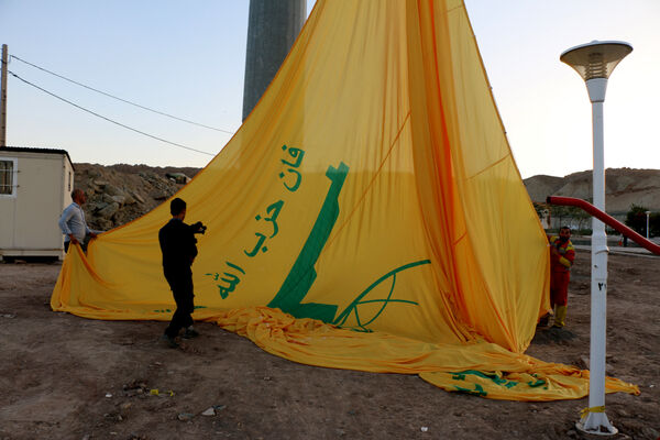 اهتزاز نماد مقاومت بر بالای بلندترین دکل پرچم قم