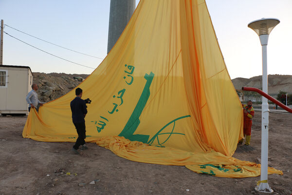 اهتزاز نماد مقاومت بر بالای بلندترین دکل پرچم قم