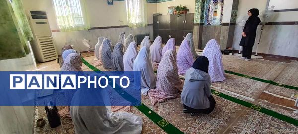 استقبال بی‌نظیر دانش‌آموزان از برگزاری نماز جماعت و زیارت عاشورا در مدرسه قاضی طباطبایی اسلامشهر