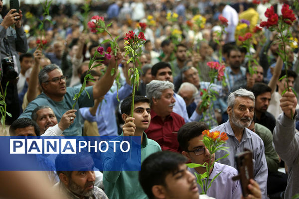 گل آرایی ضریح مطهر حضرت معصومه(س) به مناسبت روز دختر