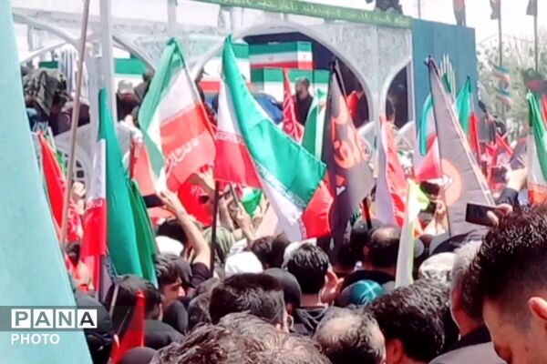 وداعی تاریخی در پایتخت ،پیکر رهبر انقلاب بر دوش ملت ایران