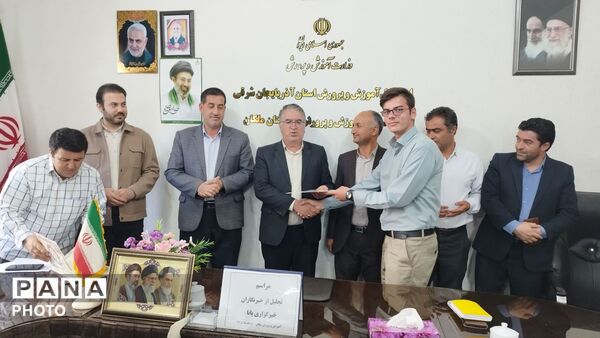 تقدیر از دانش آموز خبرنگاران ملکان توسط مدیر آموزش و پرورش