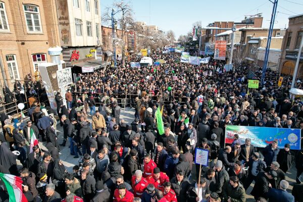 حضور گسترده کودکان و نوجوانان ارومیه‌ای در راهپیمایی ۲۲ بهمن