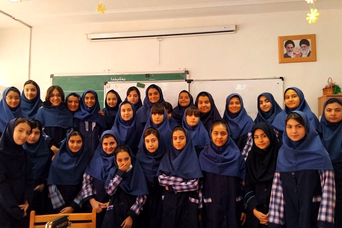 عکس یادگاری دانش‌آموزان مدرسه دخترانه نرگس