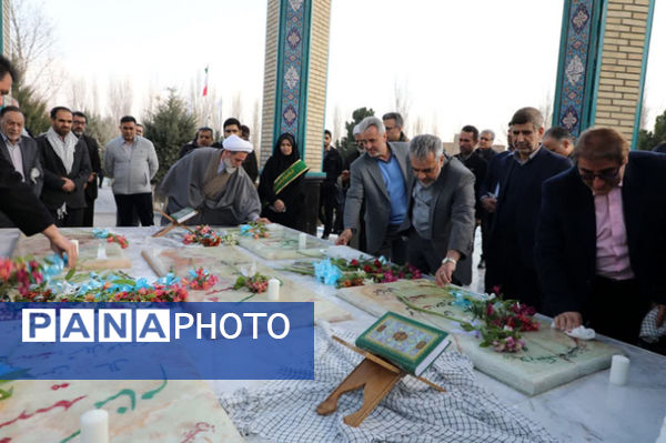 آیین گلباران مزار شهدا و غرس نهال به یاد شهدا در دانشگاه آزاد واحد کرج