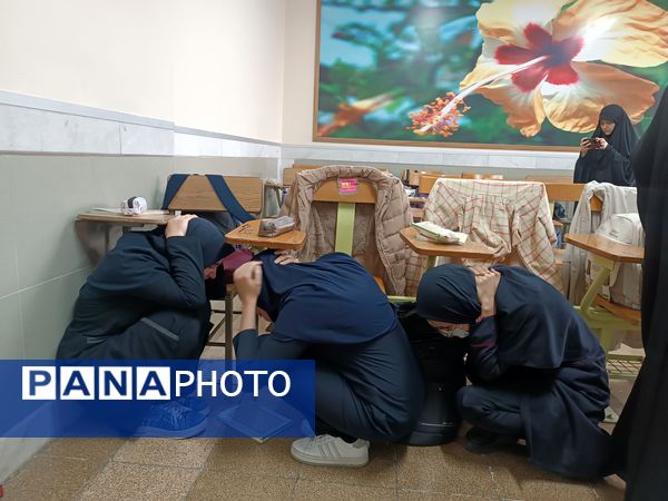 مانور زلزله در دبیرستان آرمینه مصلی نژاد