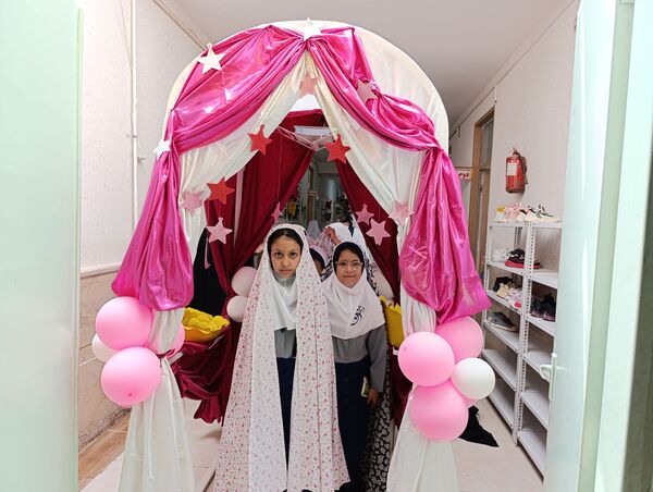 نواختن زنگ مهر و نماز در مدرسه ۲۲بهمن