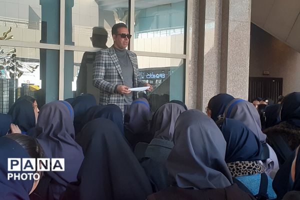 بازدید پرشور دختران دبیرستان قیام و بعثت‌۲ از بلندترین نماد پایتخت