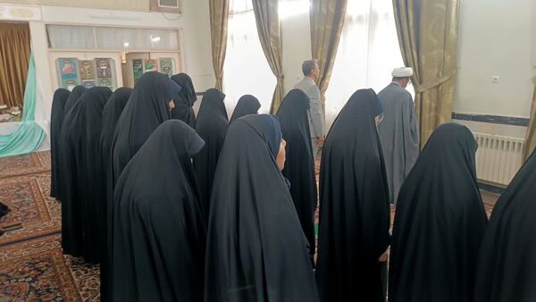 برپایی نماز جماعت در مکتب النرجس
