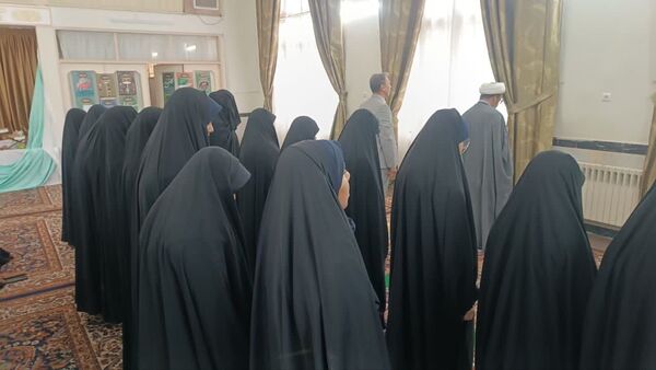 برپایی نماز جماعت در مکتب النرجس
