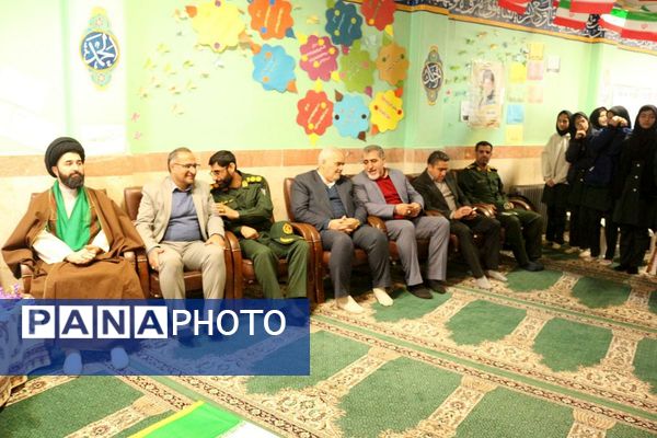 نواختن زنگ انقلاب در مدرسه فاطمه الزهرا(س) فیروزکوه