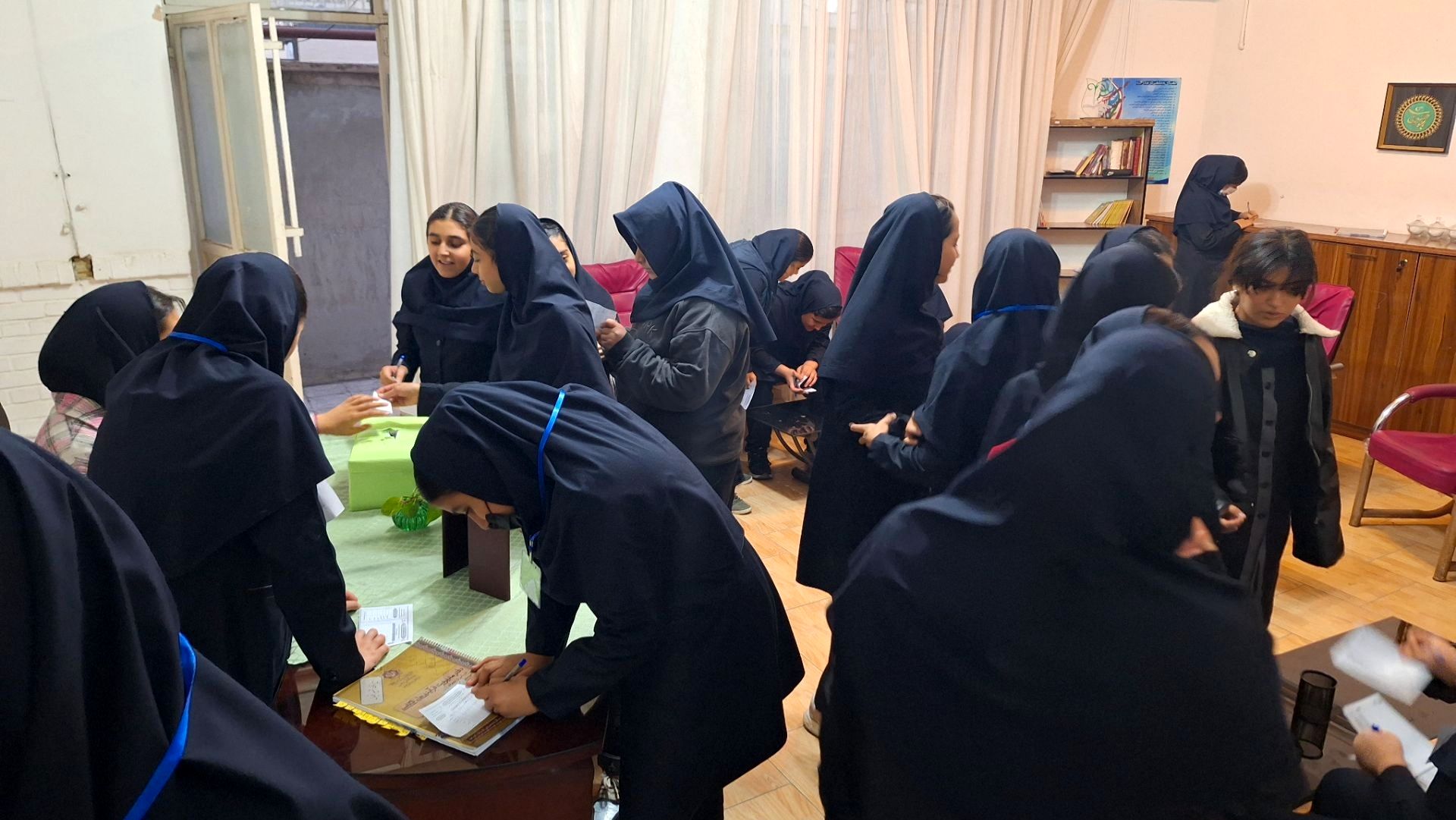  انتخابات شورای دانش آموزی در دبیرستان دخترانه قویدل