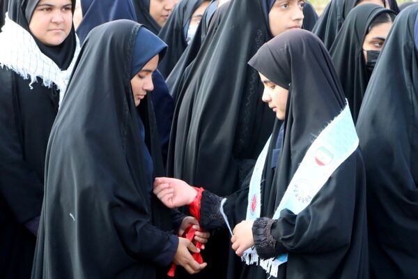 حضور پرشور دانش‌آموزان شهرستان صالح‌آباد در راهپیمایی روز ۱۳ آبان