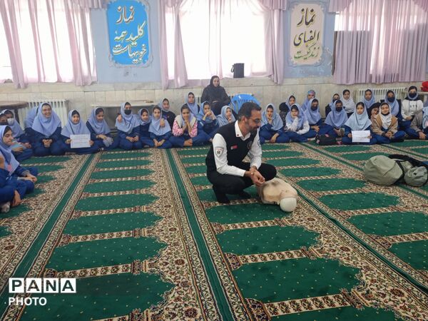 جلسه  آموزشی طرح ماهر سفیران سلامت در مدرسه بنت المهدی صدر ۲