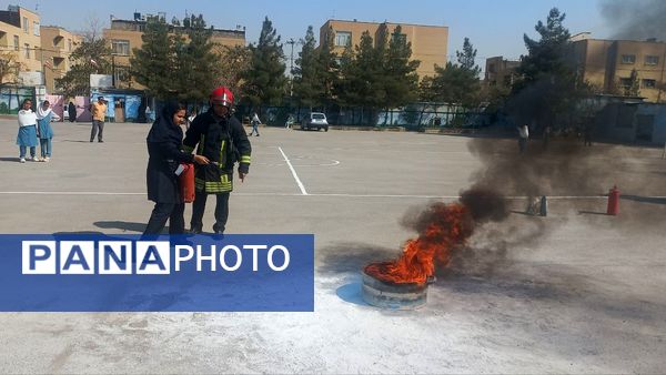 آموزش ایمنی و اطفای حریق برای دانش‌آموزان دبیرستان فرهنگیان