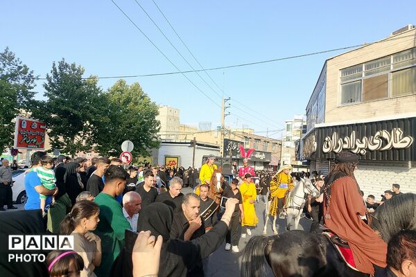 استقبال پرشور مردم شهرک امیریه از کاروان نمادین اسرای کربلا