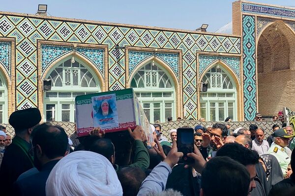 تشییع و وداع با پیکر مطهر زوج شهید سبزواری