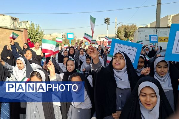 اجتماع عظیم دانش آموزان ناحیه دو شهرری به مناسبت یوم الله ۱۳ آبان در میدان نماز