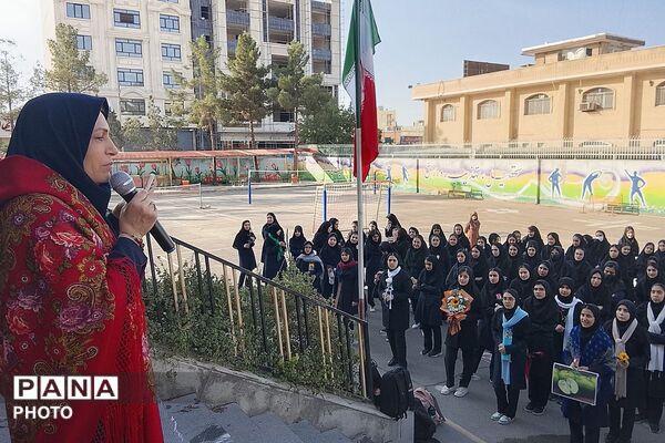 به صدا درآمدن زنگ سلامت در دبیرستان شاهد مرضیه جشن گرفتن حال خوب دانش آموزان 