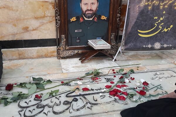 در آغوش زمین، شهیدانی آرمیده‌اند که با جوهر خون، سند حق و حقیقت را امضا کردند