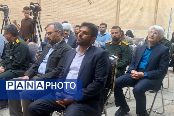 آیین اهدای ۲۵هزار بسته نوشت افزار به دانش‌آموزان نیازمند