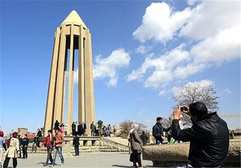 گفت‌وگو با گردشگران در آرامگاه بوعلی همدان
