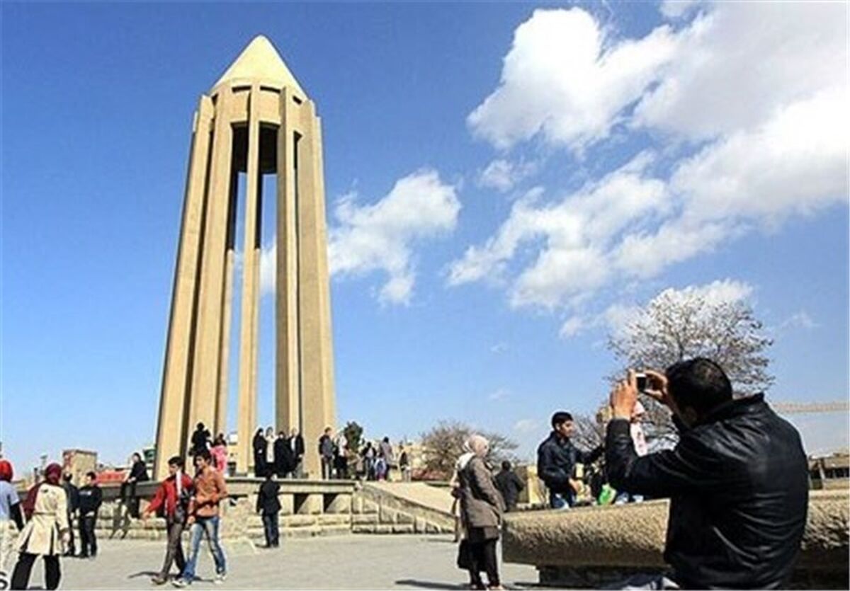 گفت‌وگو با گردشگران در آرامگاه بوعلی همدان