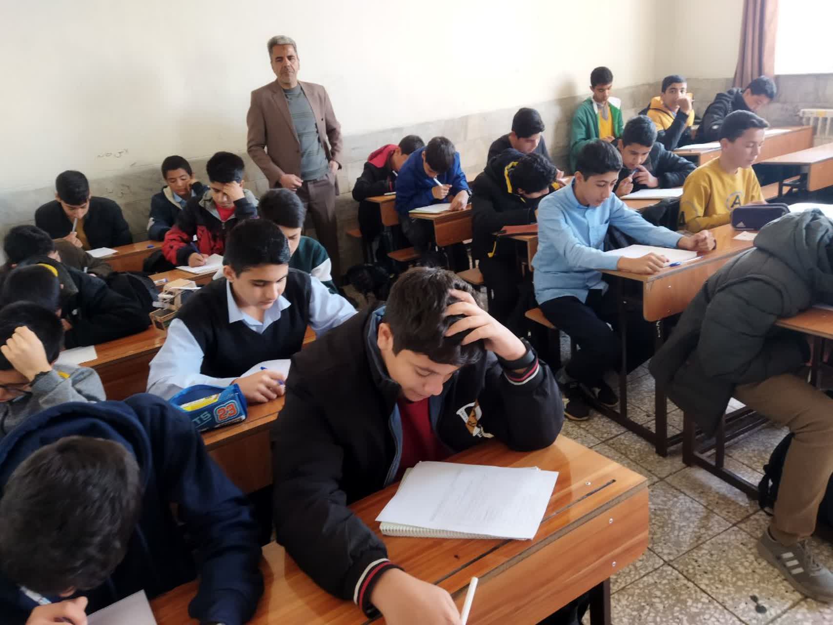 برگزاری امتحانات نوبت اول در دبیرستان نمونه دانش کاشمر