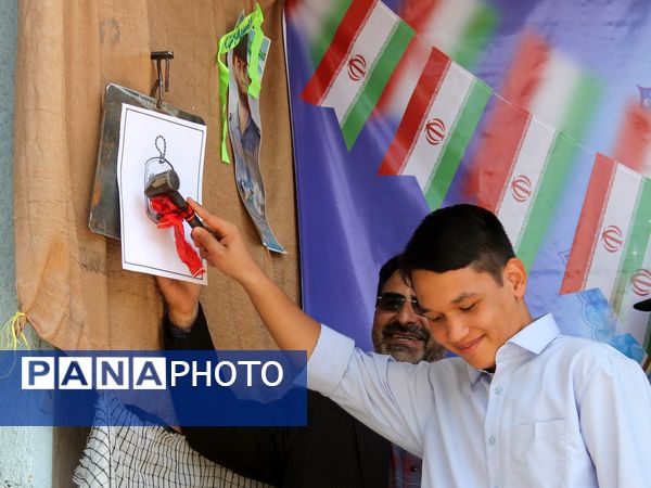 آیین نواختن زنگ ایثار و مقاومت در دبیرستان شاهد معراج