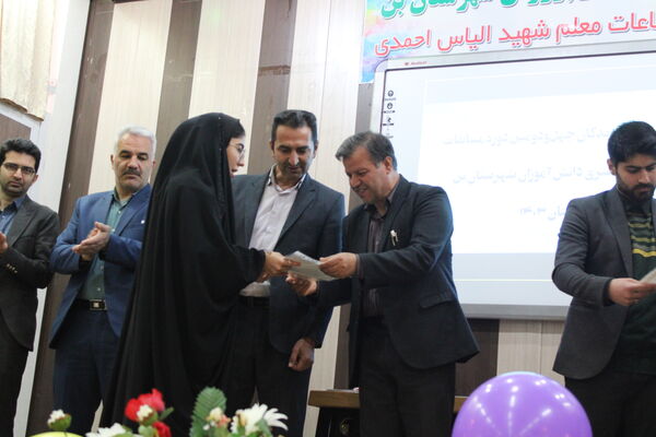 آیین تجلیل از دانش‌آموزان هنرمند شهرستان بن 