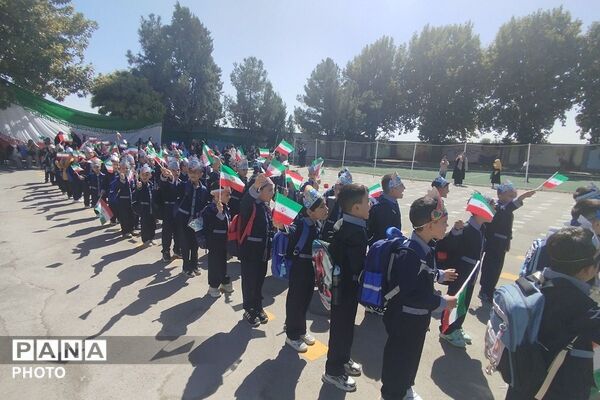 جشن شکوفه‌ها در مدرسه ۱۲ بهمن بهارستان دو