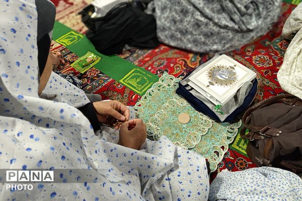 حضور پرشور فرهنگیان و دانش‌آموزان در مصلی نسیم شهر