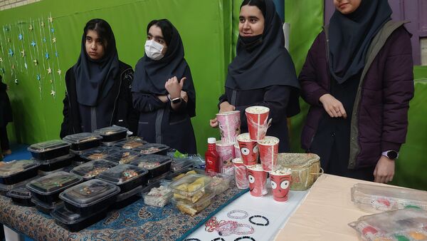  برگزاری بازارچه کسب‌و‌کار  در دبیرستان فرزانگان یک